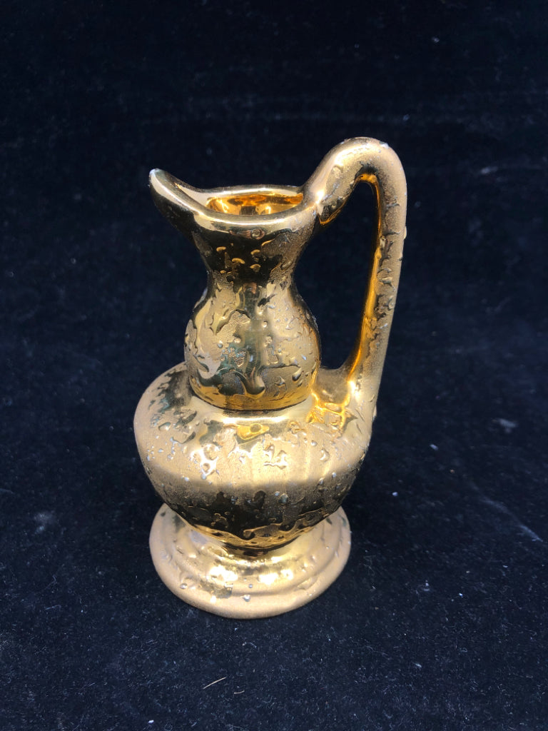 VTG GOLD TEXTURED PITCHER.