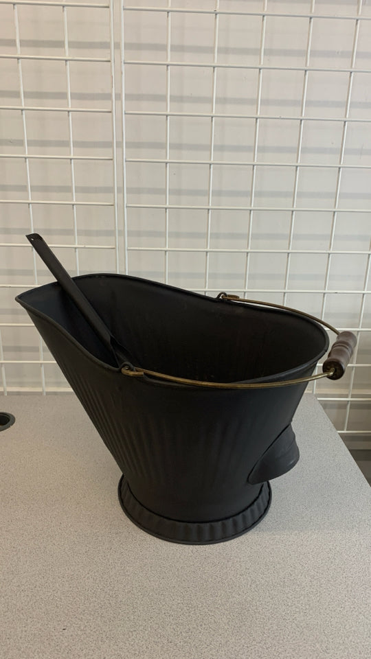 MATTE BLACK METAL COAL HOD W/SHOVEL.