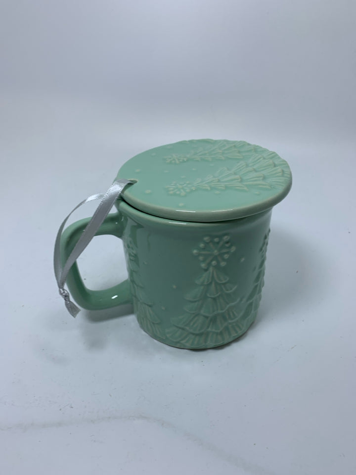 2PC CERAMIC EMBOSSED CHRISTMAS TREES/ SNOWFLAKES W/ ORNAMENT/LID MUG.