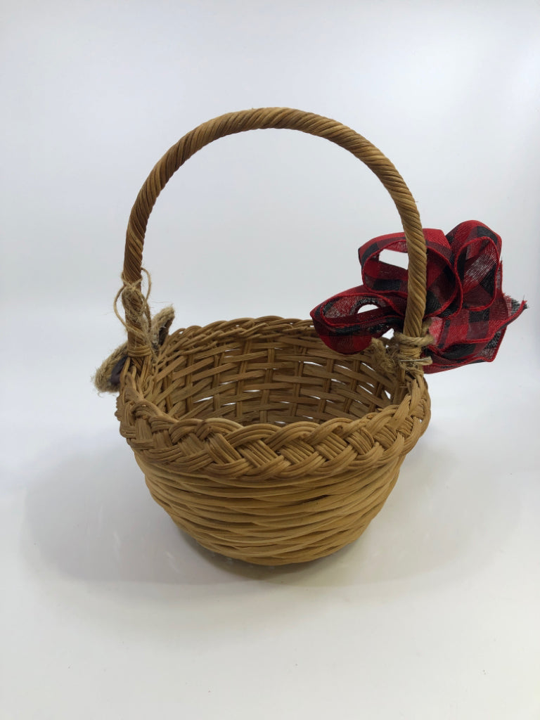 ROUND BASKET W/PLAID BOW, HEART.