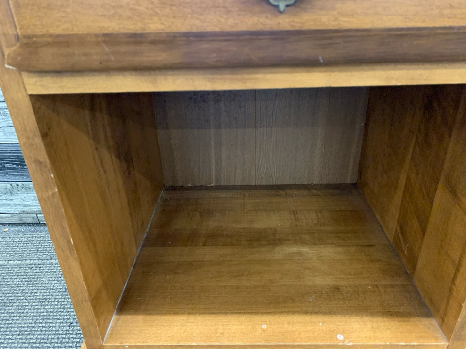 VTG STYLE MAPLE NIGHTSTAND W/DRAWER.