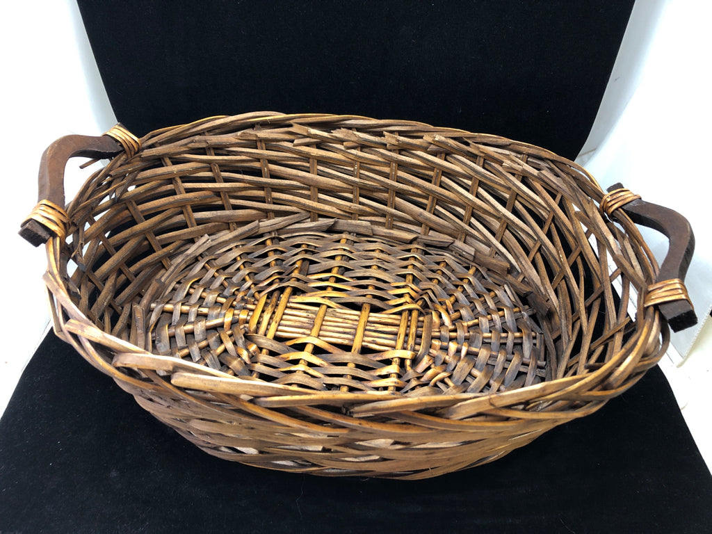 BROWN OVAL BASKET W/HANDLES.