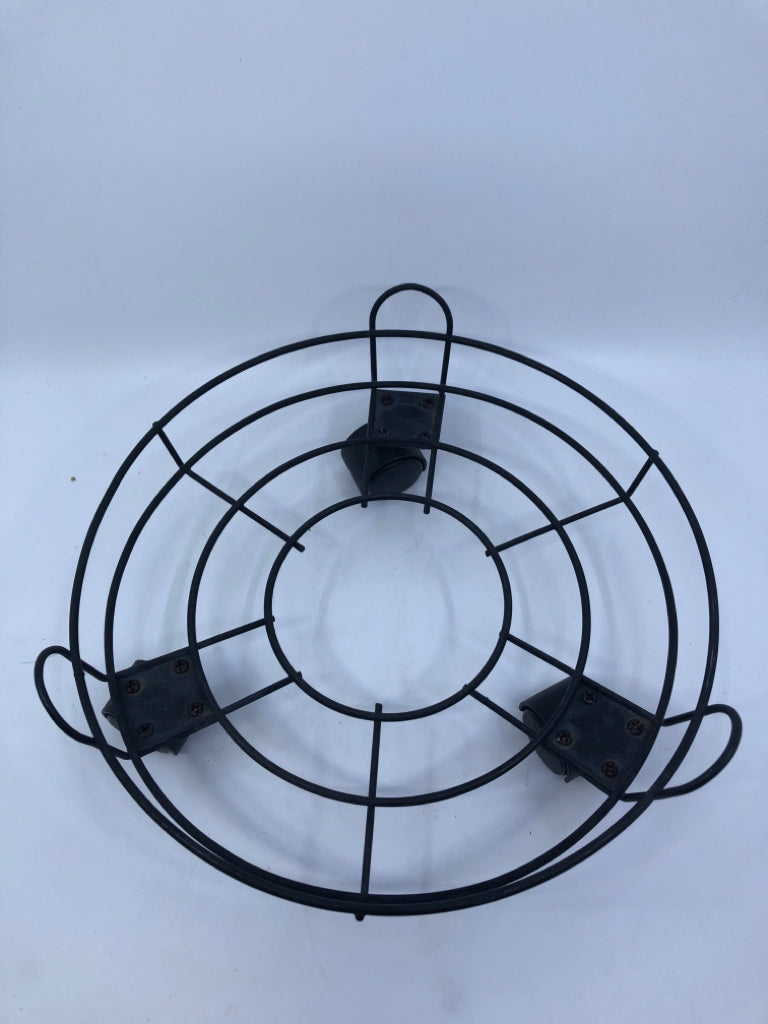 BLACK METAL ROUND ROLLING PLANT STAND.