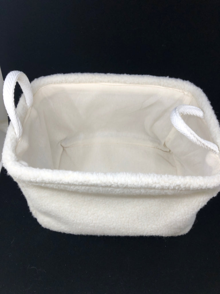 SHERPA STORAGE BIN W/HANDLES.