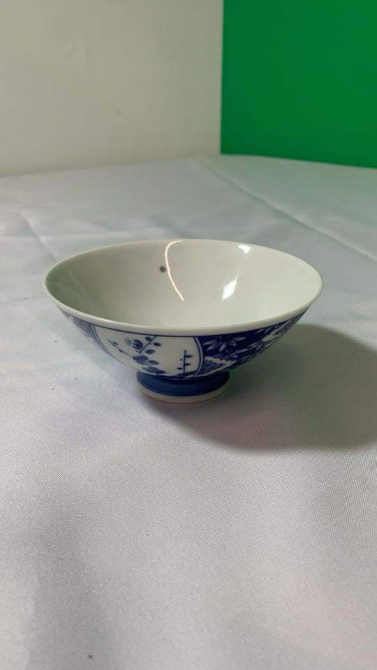 BLUE AND WHITE ASIAN STYLE BOWL.