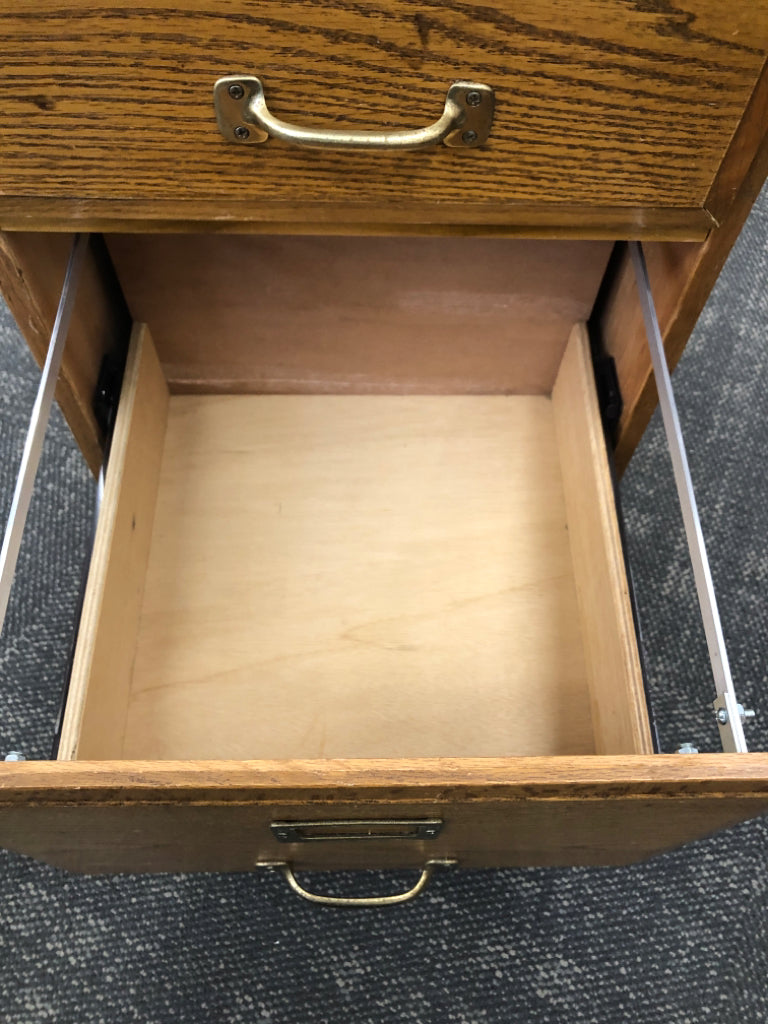 OAK WOOD 2 DRAWER FILE CABINET.