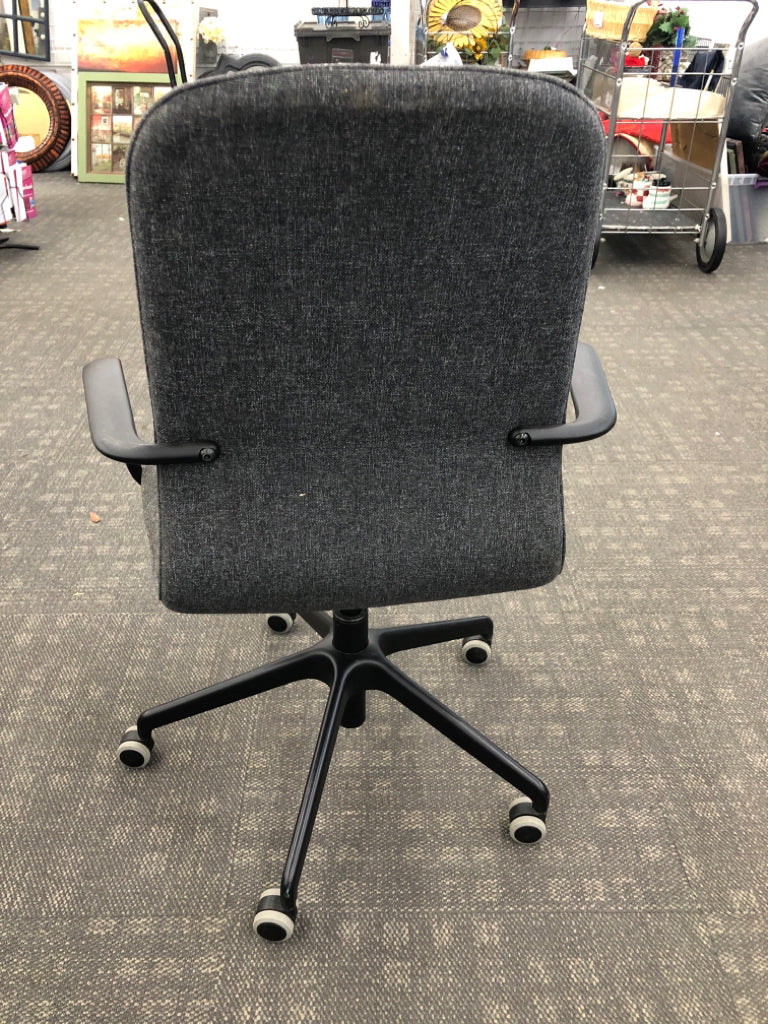 GREY FABRIC OFFICE CHAIR.