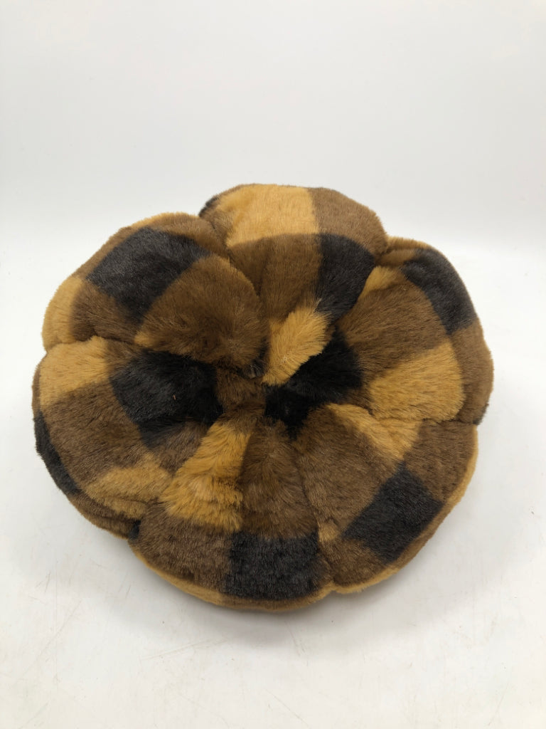 CHECKERED FLUFFY PUMPKIN.