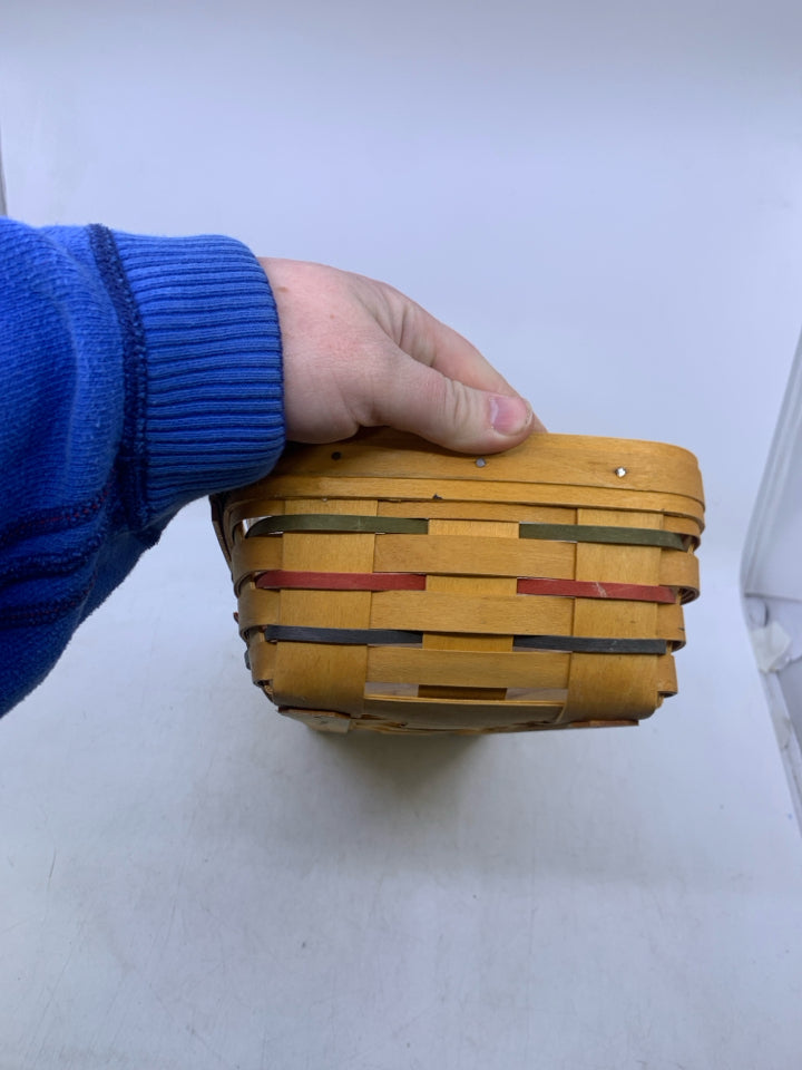 1999 WOVEN TRADITIONS BREAD BASKET W/ PROTECTOR.