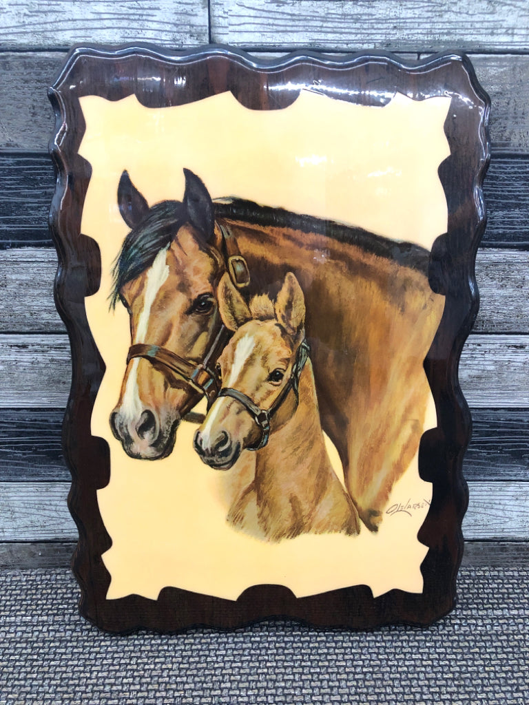 2 HORSES WOOD WALL PLAQUE.