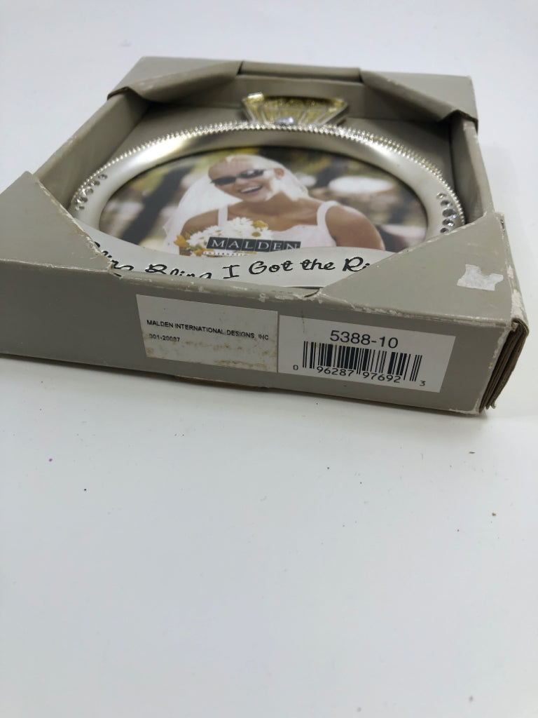 NIP BLING BLING RING PICTURE FRAME MALDEN.