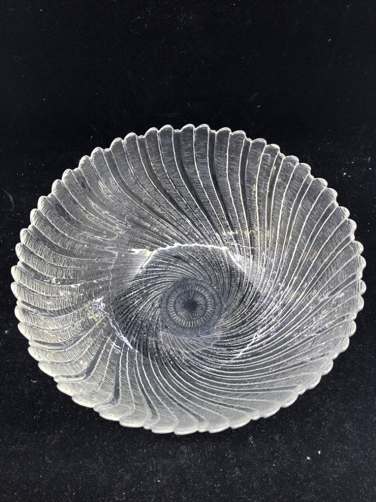 FLORAL SWIRLED PATTERN SERVING BOWL.