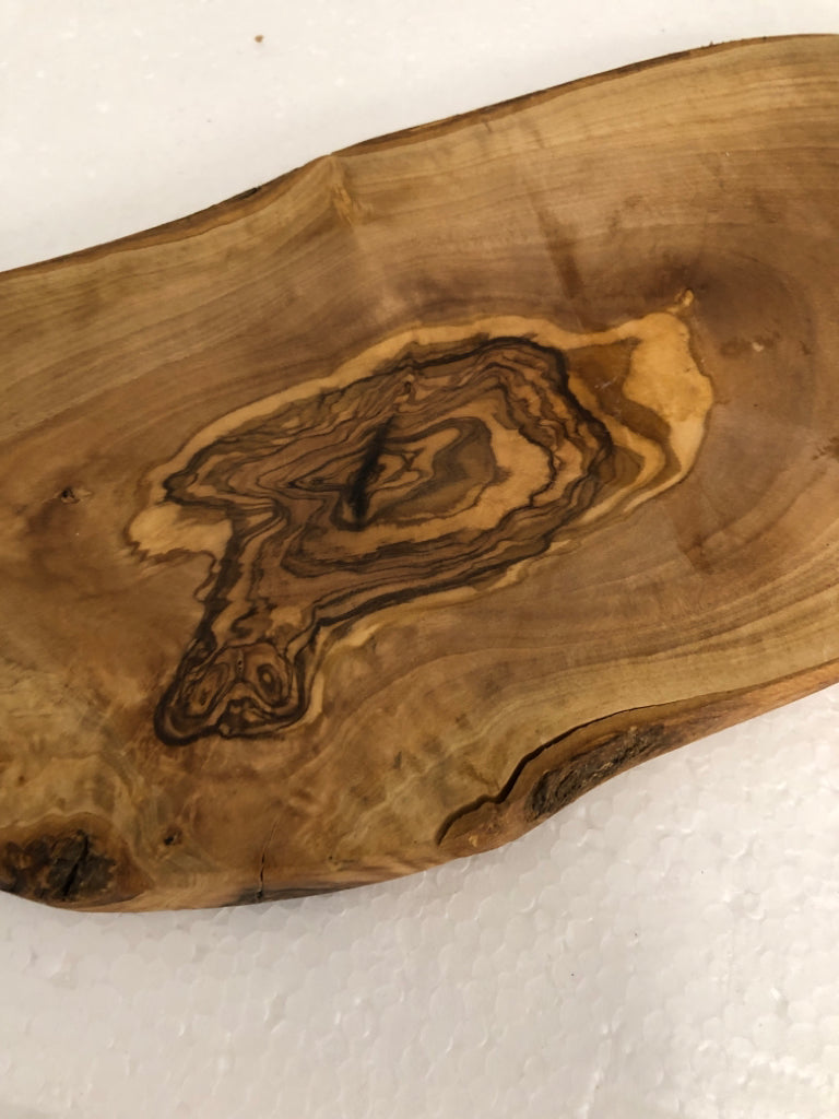 OVAL SHAPED WOOD SLAB TRAY FOOTED.