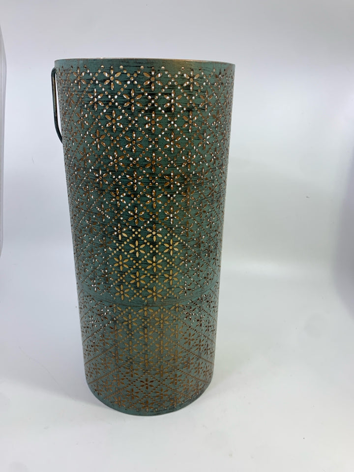 TEAL METAL CANDLE LANTERN W/ORNATE CUT OUT DESIGN W/LIGHT UP PILLAR CANDLE.