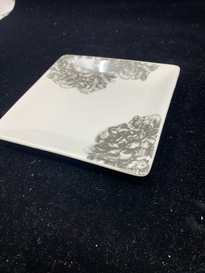 SMALL SQUARE SILVER FLORAL PLATE.