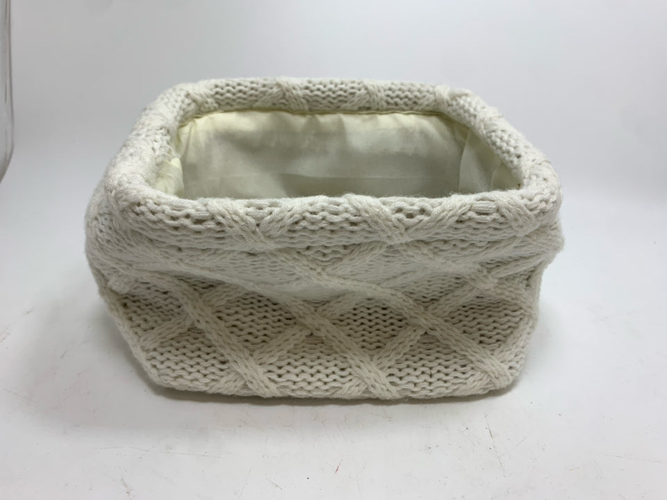 SM WHITE CROCHET BIN.