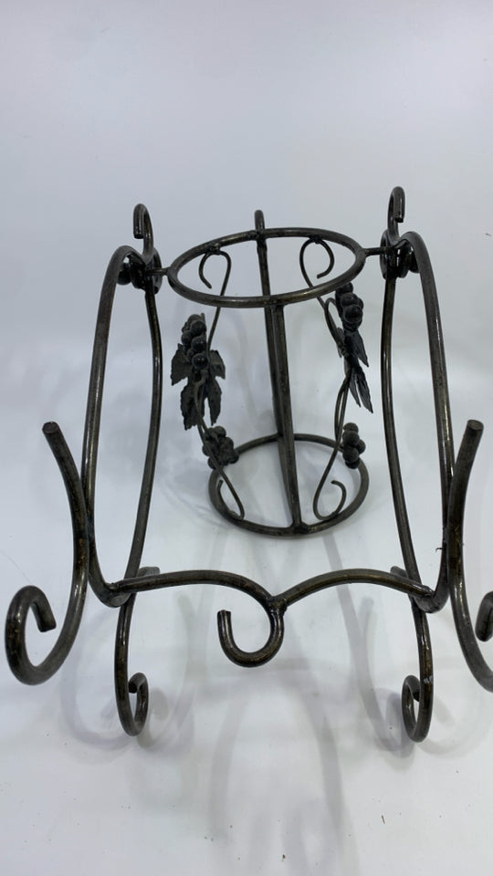 METAL SCROLL WINE BOTTLE HOLDER W/LEAVES.