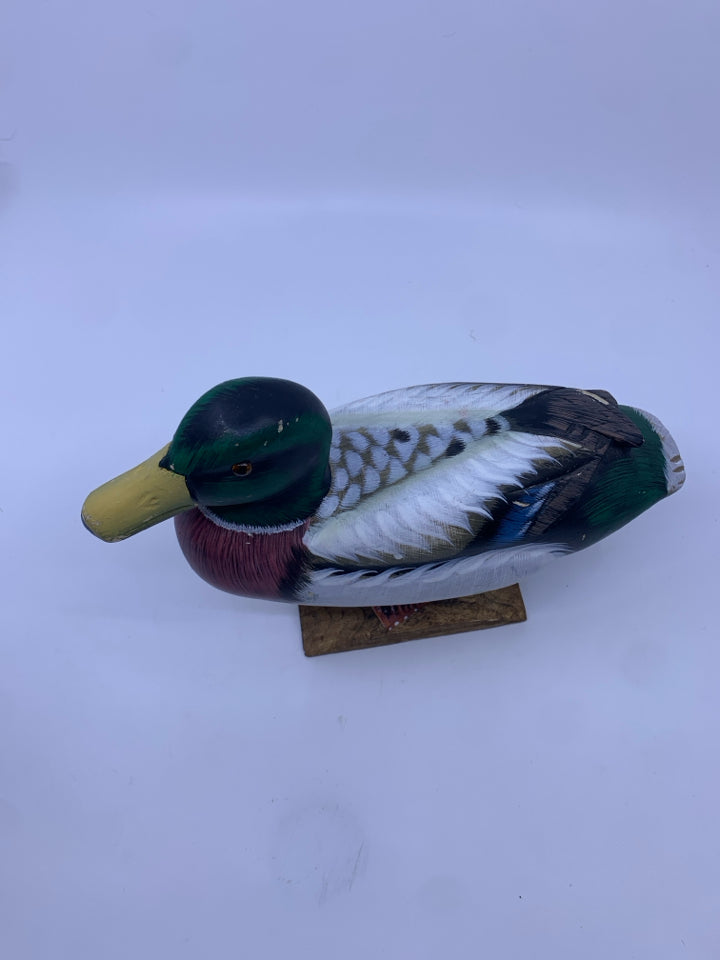 WOODEN DISTRESSED DUCK.