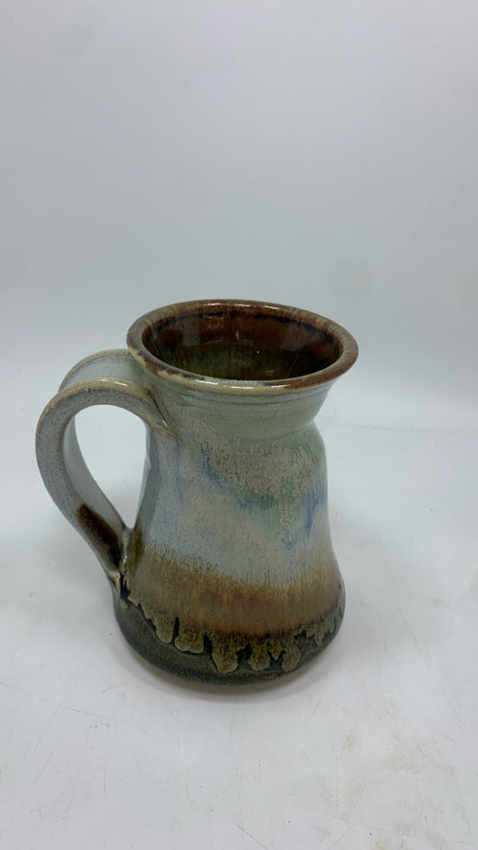 WHITE/BROWN DRIP GLAZE POTTERY MUG.