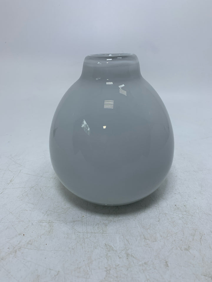 WHITE GLASS SHORT VASE.