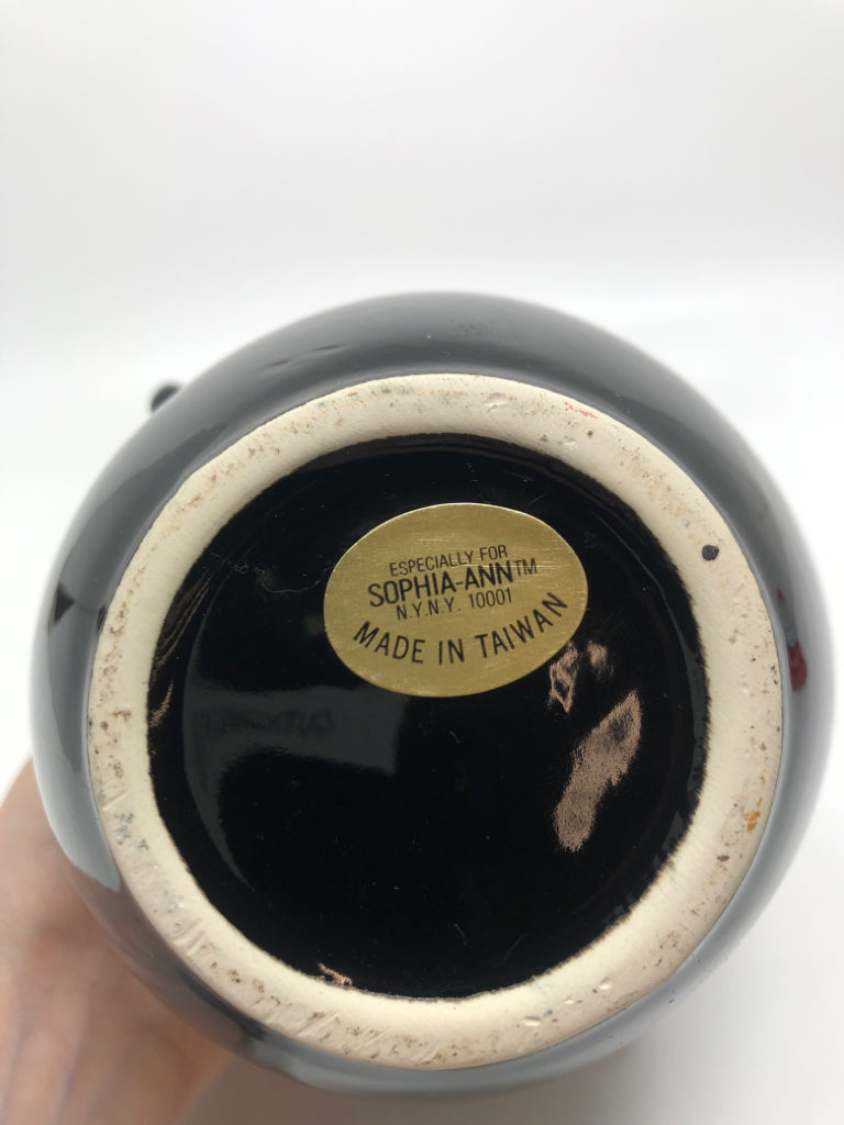SM BLACK VASE W/FLORAL DETAILS.