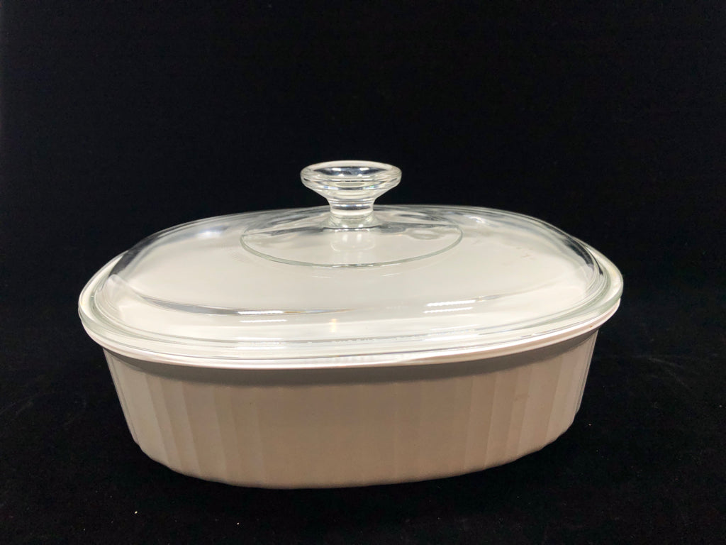 WHITE CERAMIC CASSEROLE DISH W/LID.