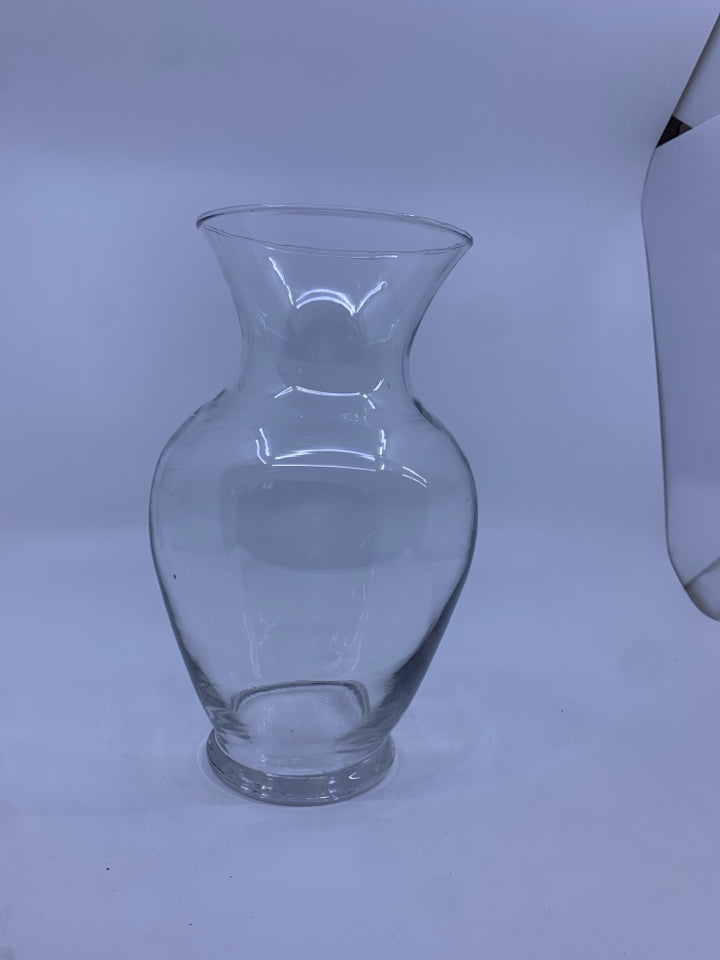 CLEAR GLASS FLARED TOP VASE.