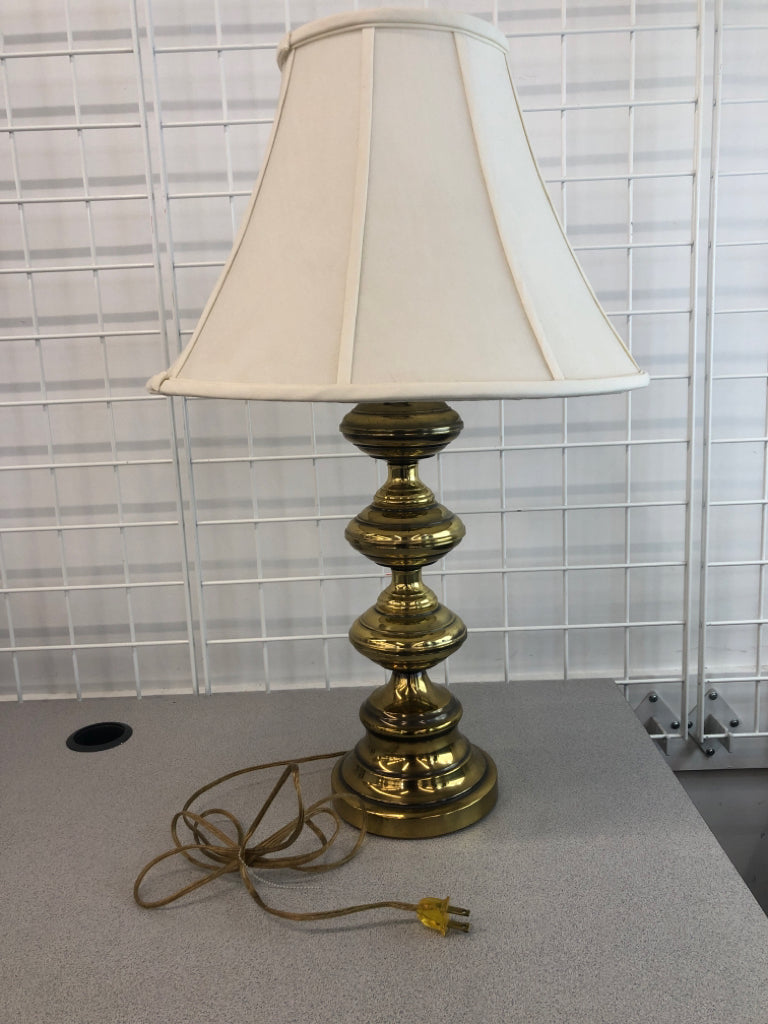 MULTI-TIERED BRASS TABLE LAMP W/WHITE DRUM SHADE.