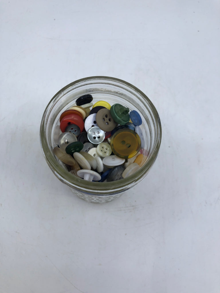 SHORT JAR OF ASSORTED BUTTONS.
