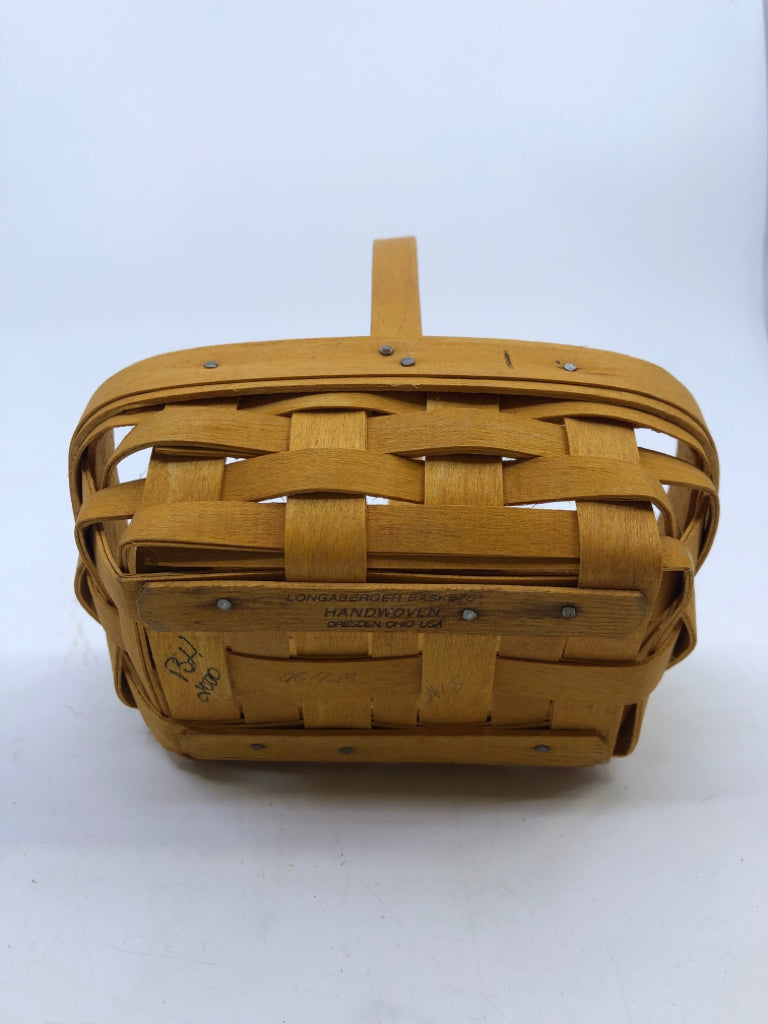 2000 SMALL ROUNDED RECTANGLE BASKET WITH HANDLE.