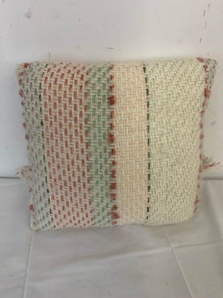 GREEN PINK KNITTED SQUARE PILLOW.