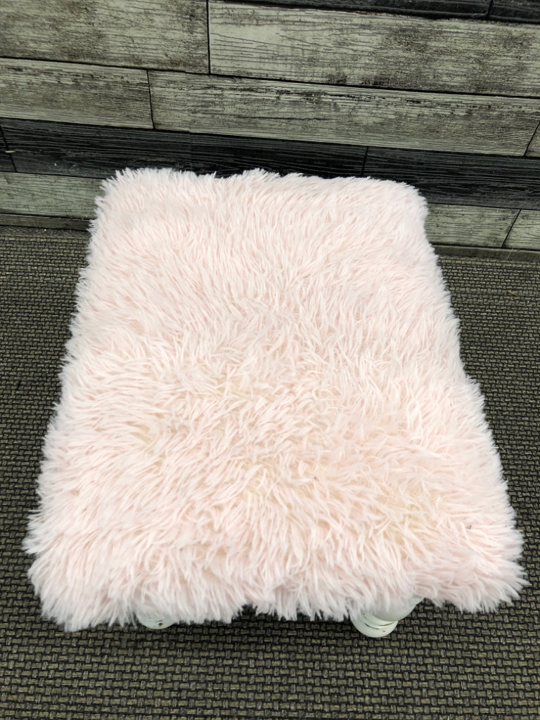 WHITE WOOD FOOTREST W/PINK FUZZY TOP.