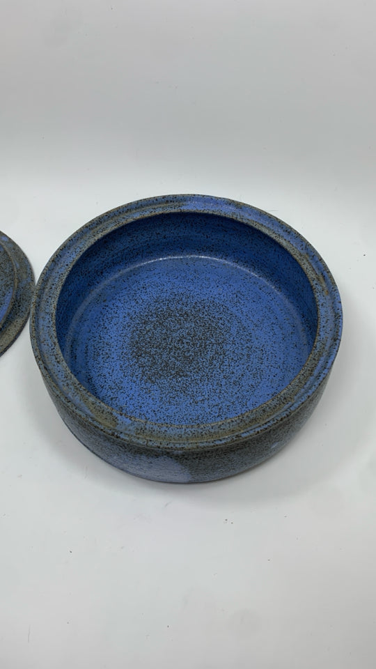 BLUE AND BROWN CERAMIC POTTERY CASSEROLE DISH W/LID.