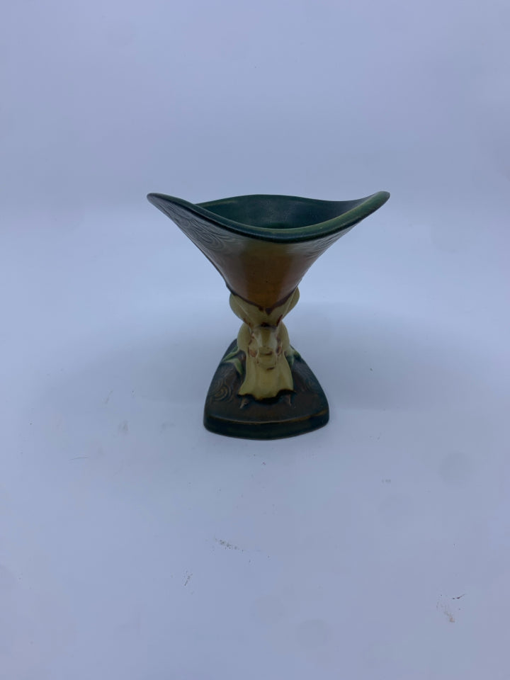 VTG GREEN FLORAL CORNUCOPIA YELLOW LILY VASE 203-6.