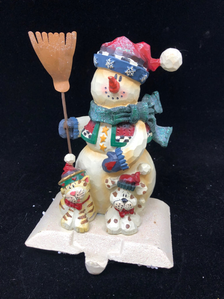 NIB HAND-CARVED WOOD SNOWMAN W/CAT & DOG STOCKING HOLDER.