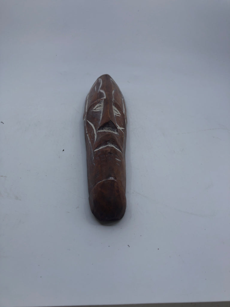 WOOD MASK WALL HANGING W/ WHITE DETAILS.