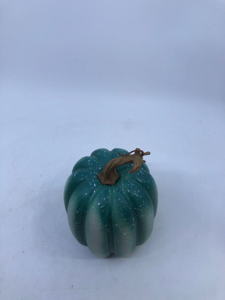 TEAL FOAM PUMPIN DECOR.