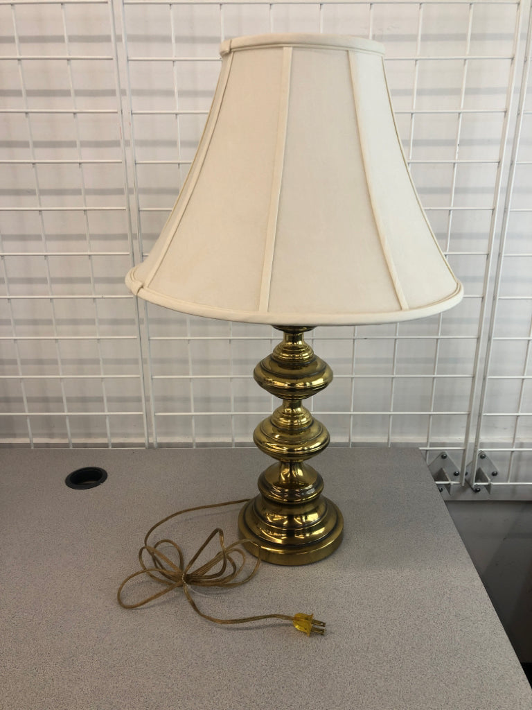 MULTI-TIERED BRASS TABLE LAMP W/WHITE DRUM SHADE.