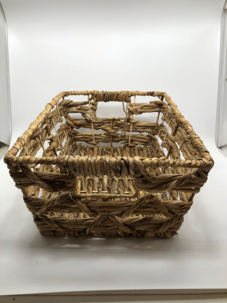 WOVEN BASKET W HANDLES+SPIRAL RIM.