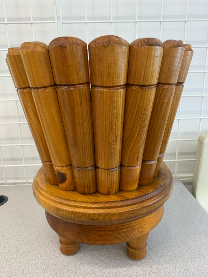 VTG STYLE FOOTED WOODEN PLANTER.