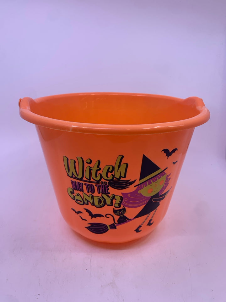 WITCH WAY PLASTIC ORANGE CANDY BUCKET W/ HANDLE.