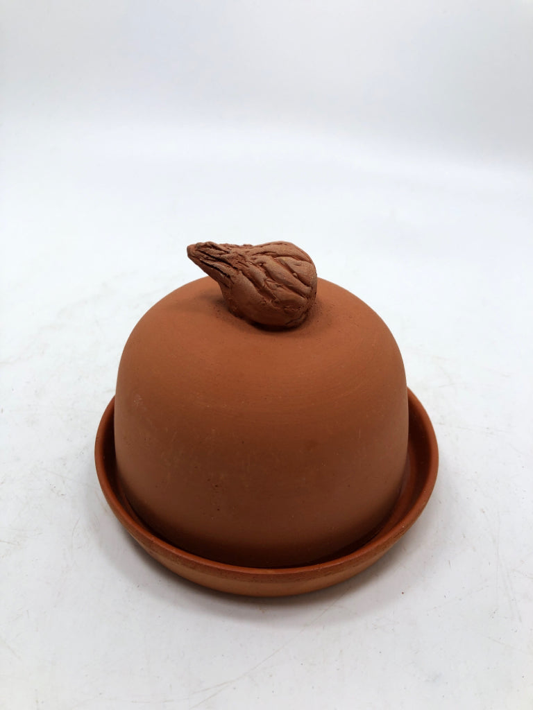 TERRACOTTA GARLIC ROASTER W/BULB HANDLE.
