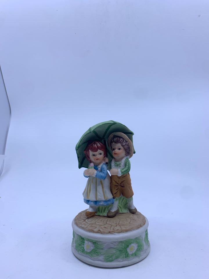 BOY AND GIRL UNDER UMBRELLA MUSIC BOX.