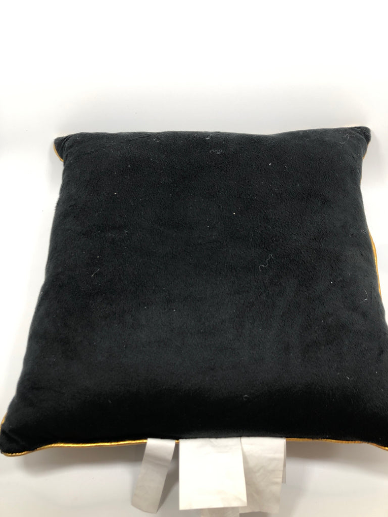 SEQUINS HARRY POTTER PLATFORM 9 3/4 DECORATIVE PILLOW.