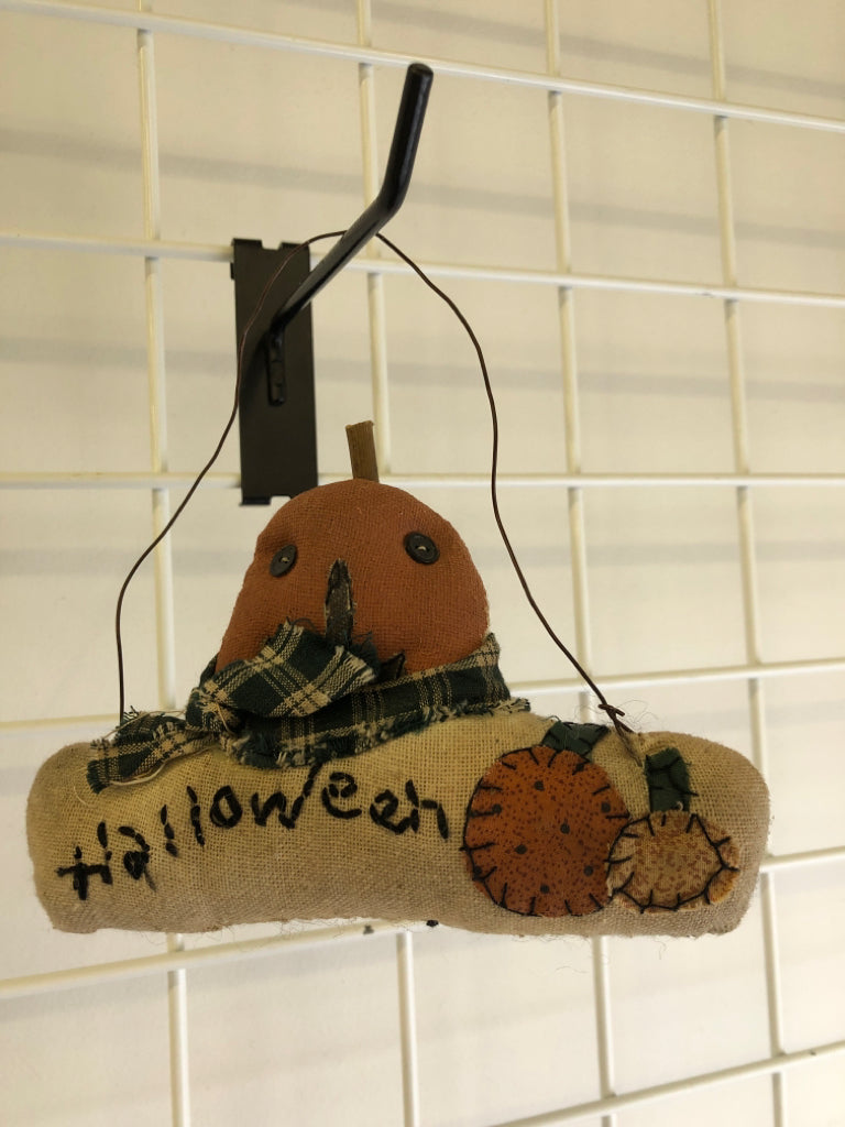 PRIMITIVE HALLOWEEN FABRIC DECOR.
