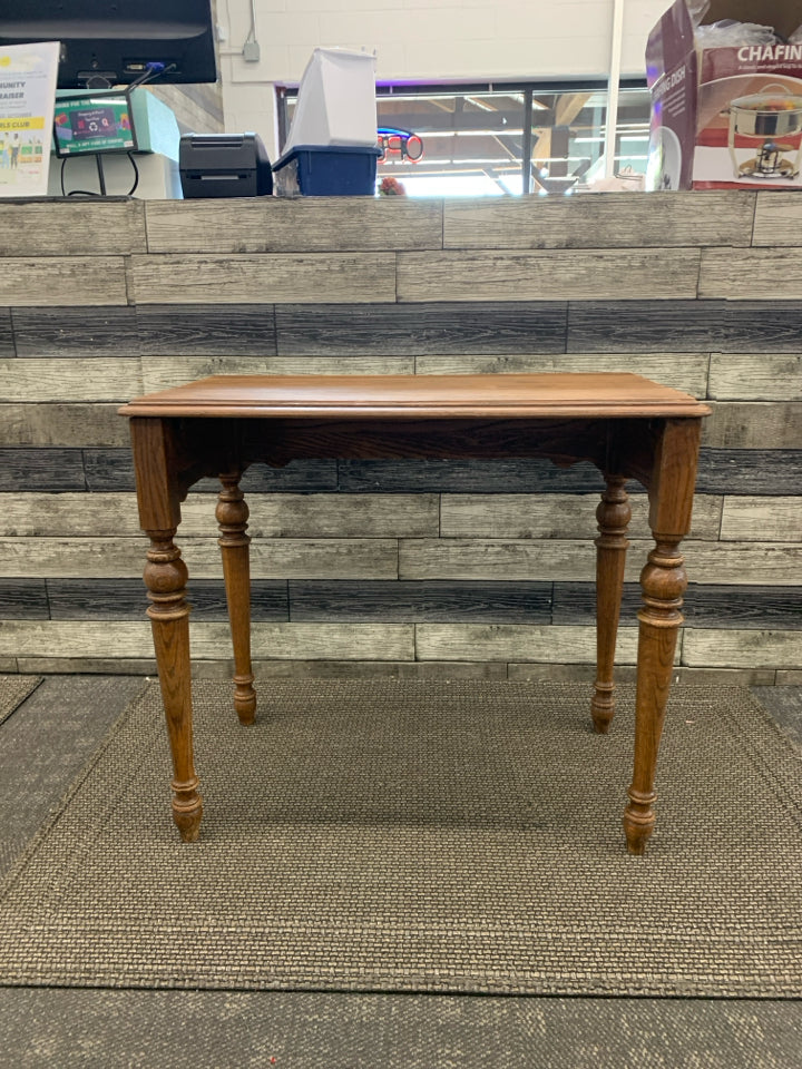 SMALL RECTANGLE OAK TABLE.