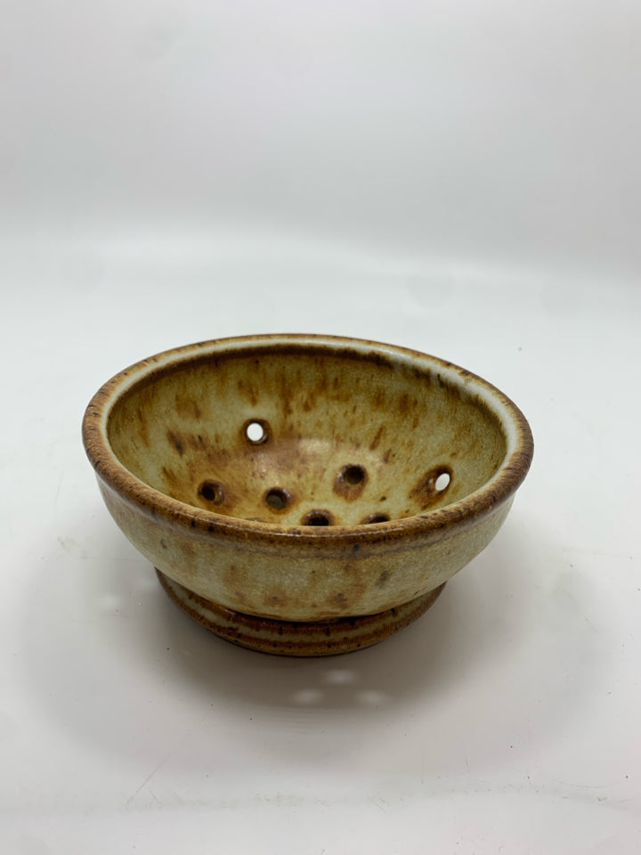 BROWN CERAMIC BERRY BOWL COLANDER W/TRAY.