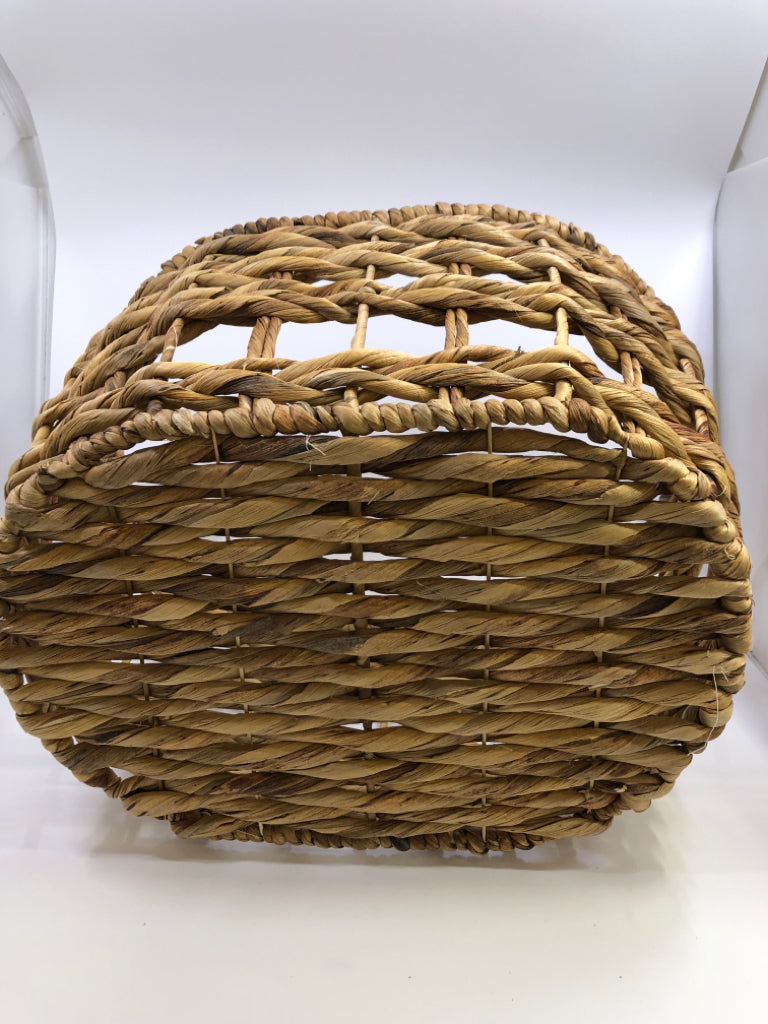 OVAL BRAIDED BASKET W/HANDLES.