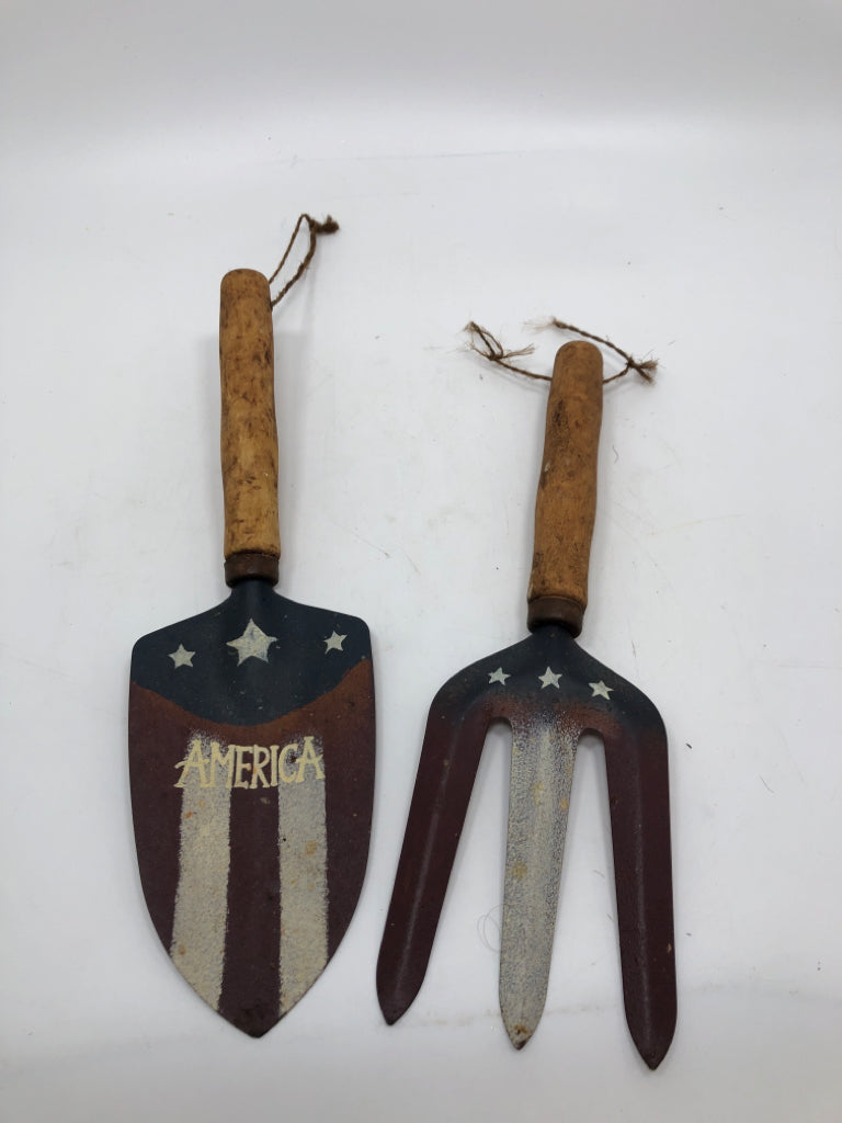 PRIMITIVE AMERICA SHOVEL AND SPADE DECOR.
