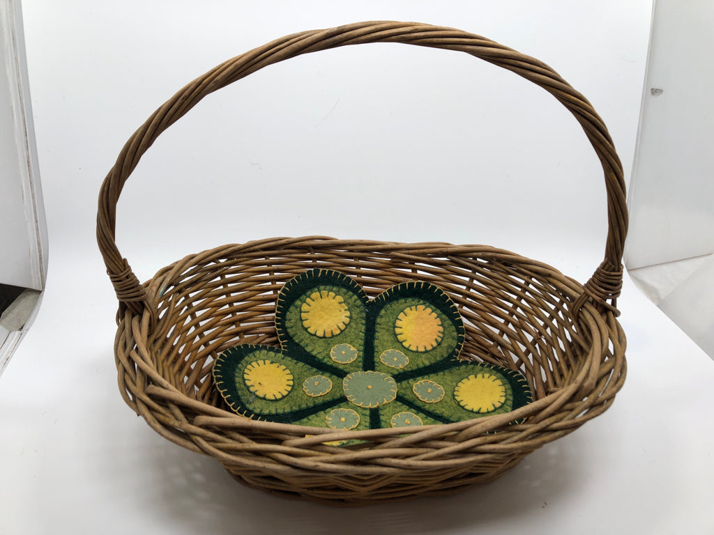 WICKER BASKET W/FELT TRIVET INSERT.
